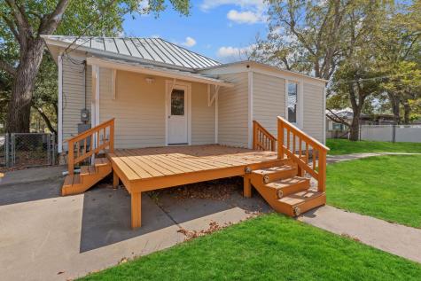 909 Hudgins Street Smithville TX 78957