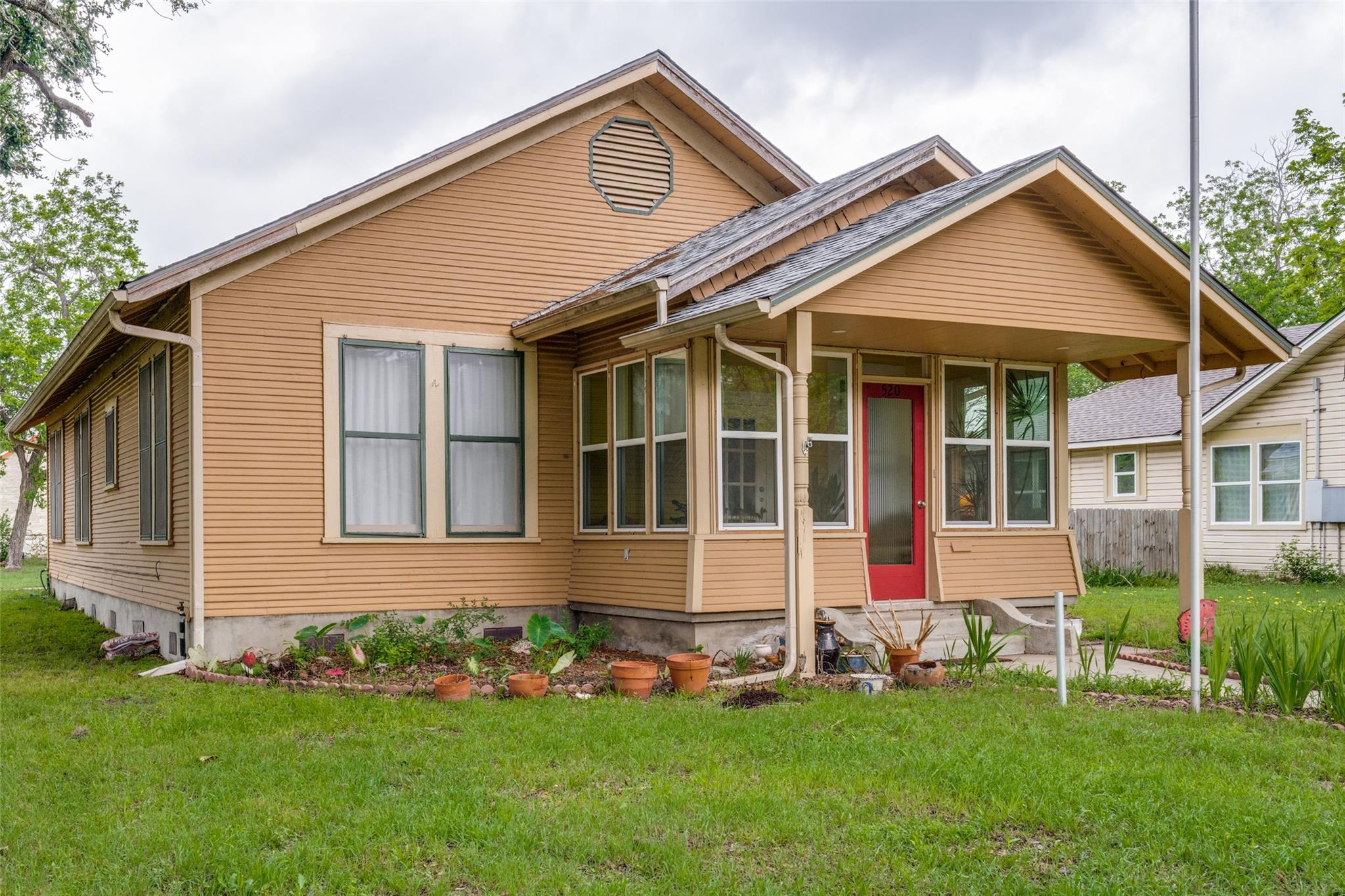 520 S Pecan Avenue Luling TX 78648