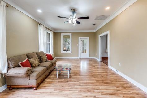 520 S Pecan Avenue Luling TX 78648
