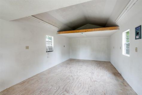 520 S Pecan Avenue Luling TX 78648