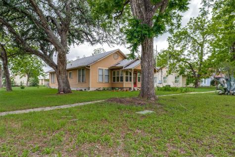 520 S Pecan Avenue Luling TX 78648
