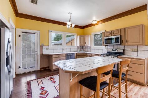 520 S Pecan Avenue Luling TX 78648