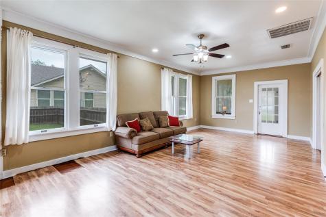 520 S Pecan Avenue Luling TX 78648