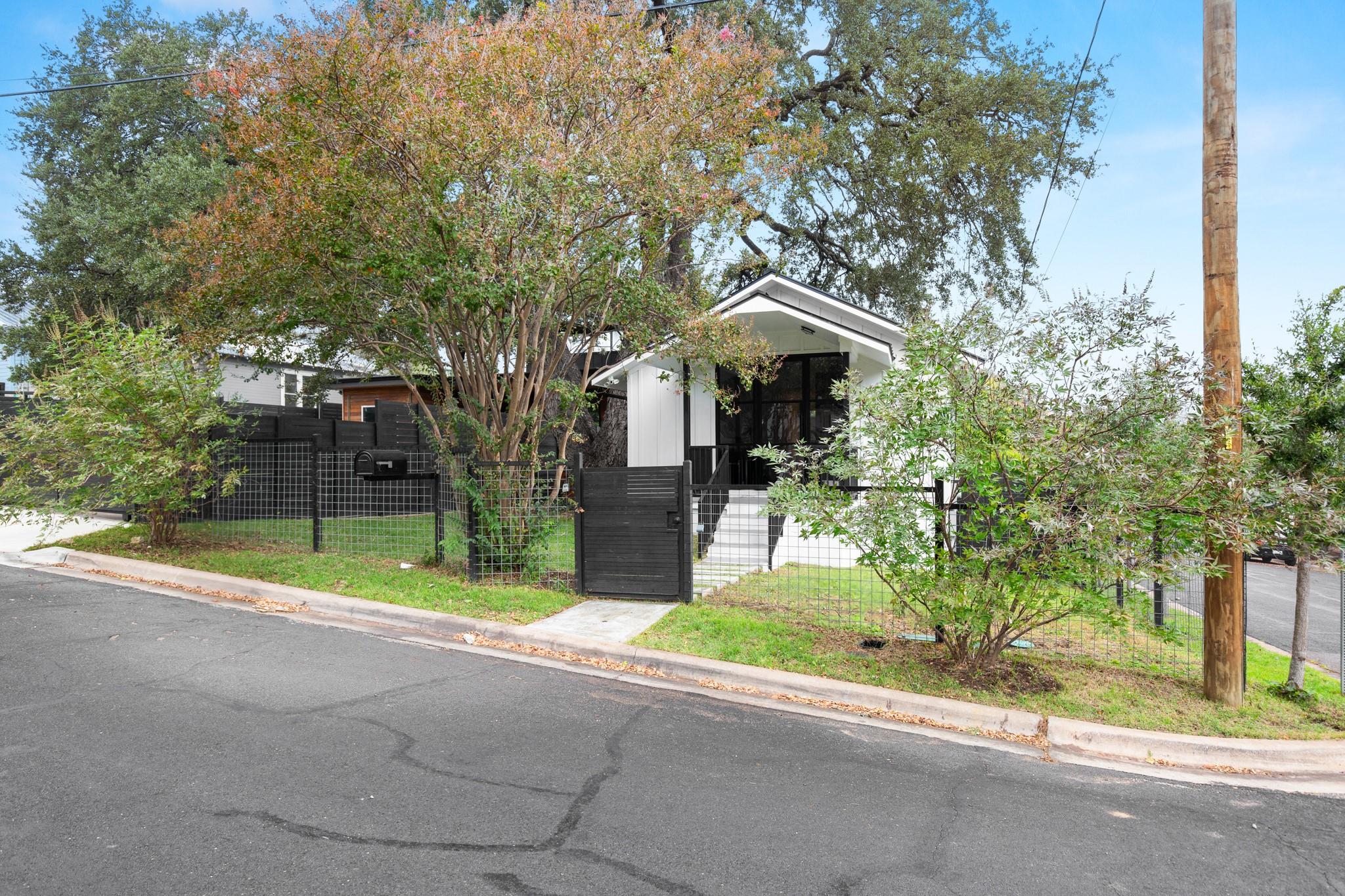 2416 E 10th Street Austin TX 78702