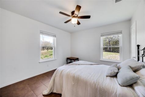 137 W Oak Drive Cedar Creek TX 78612