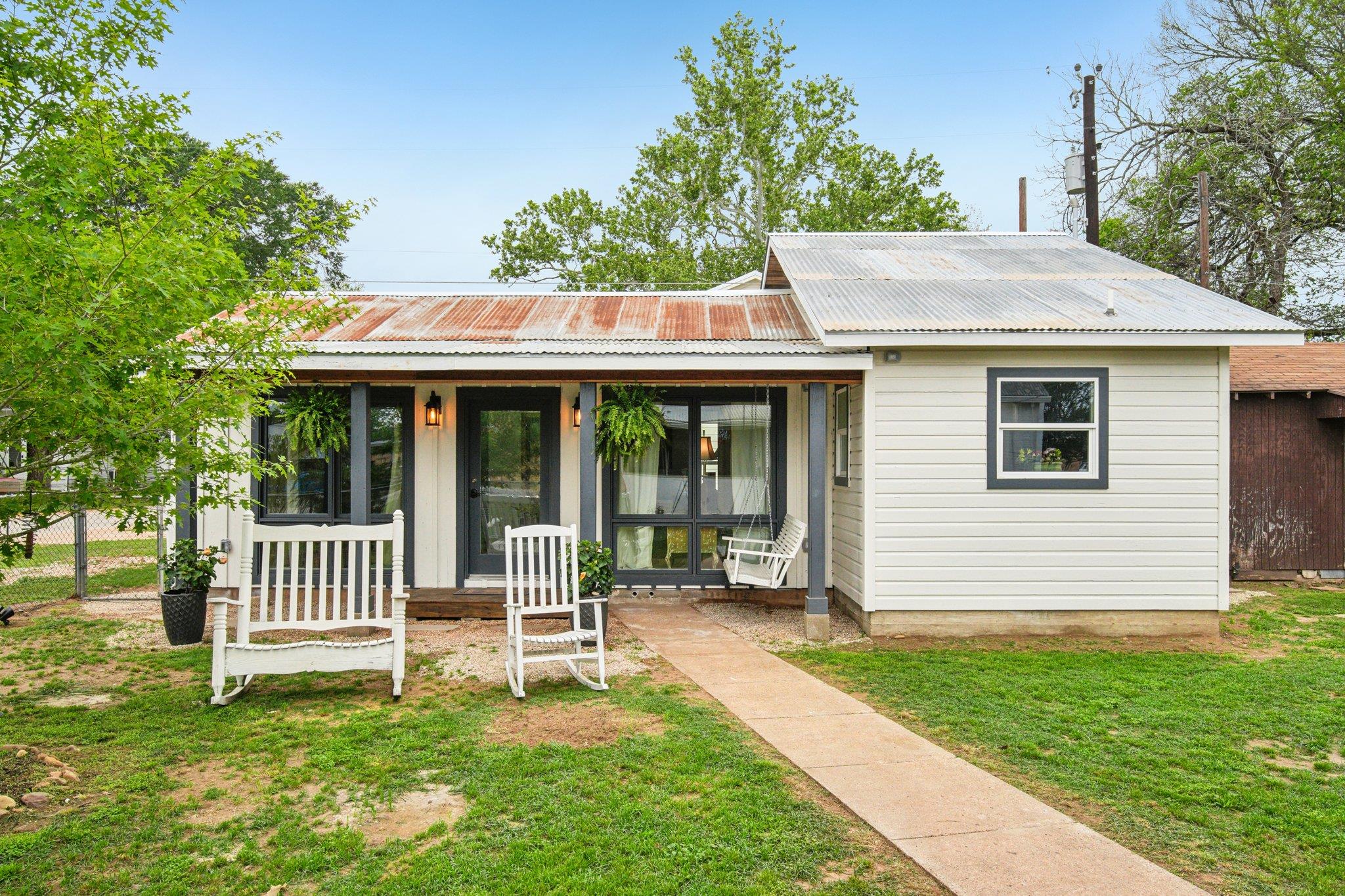 801 1/2 Bishop Street Smithville TX 78957