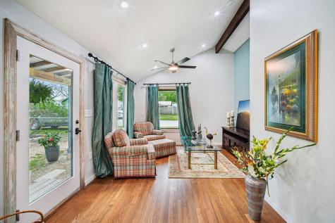 801 1/2 Bishop Street Smithville TX 78957