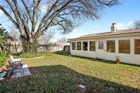 813 S Guadalupe Street Lockhart TX 78644