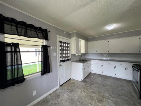 806 W 8th Street Taylor TX 76574