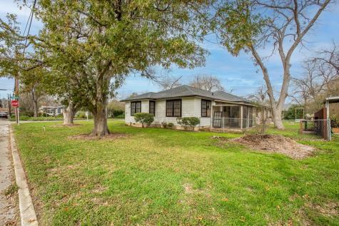 803 Peach Street Seguin TX 78155
