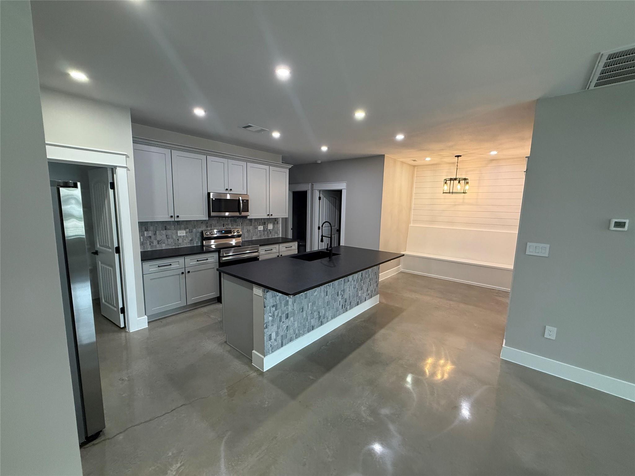 201 N Vandeveer Street Burnet TX 78611