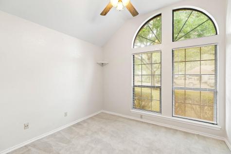 1502 Oak Knoll Lane Lockhart TX 78644