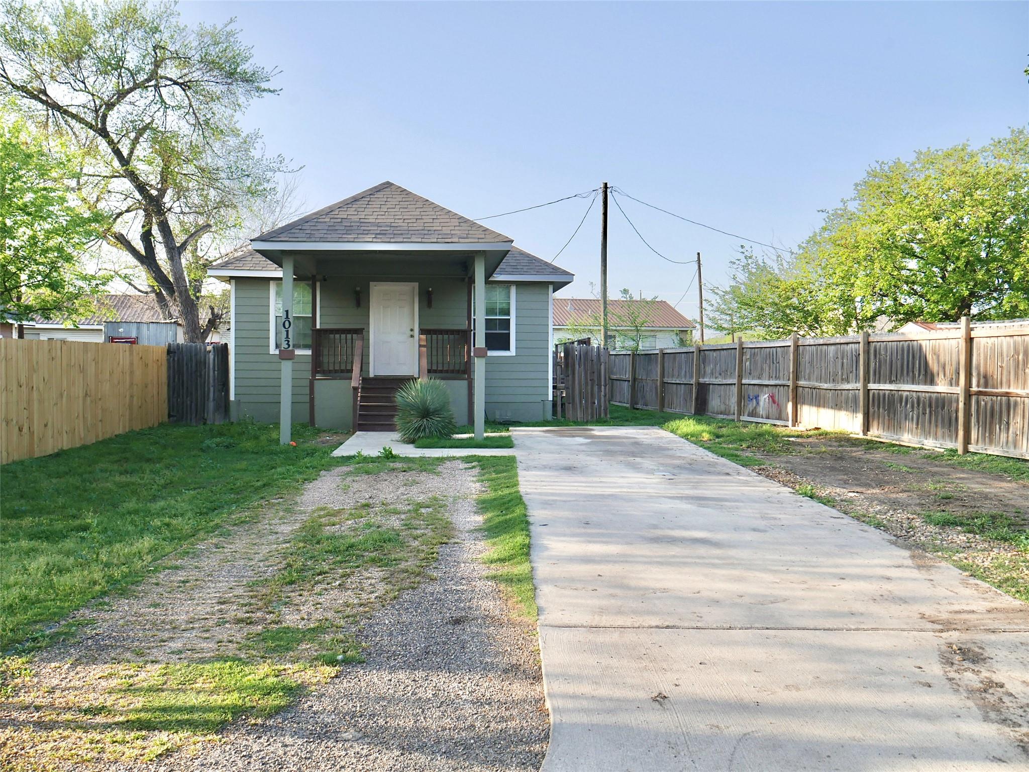 1013 Price Street Taylor TX 76574