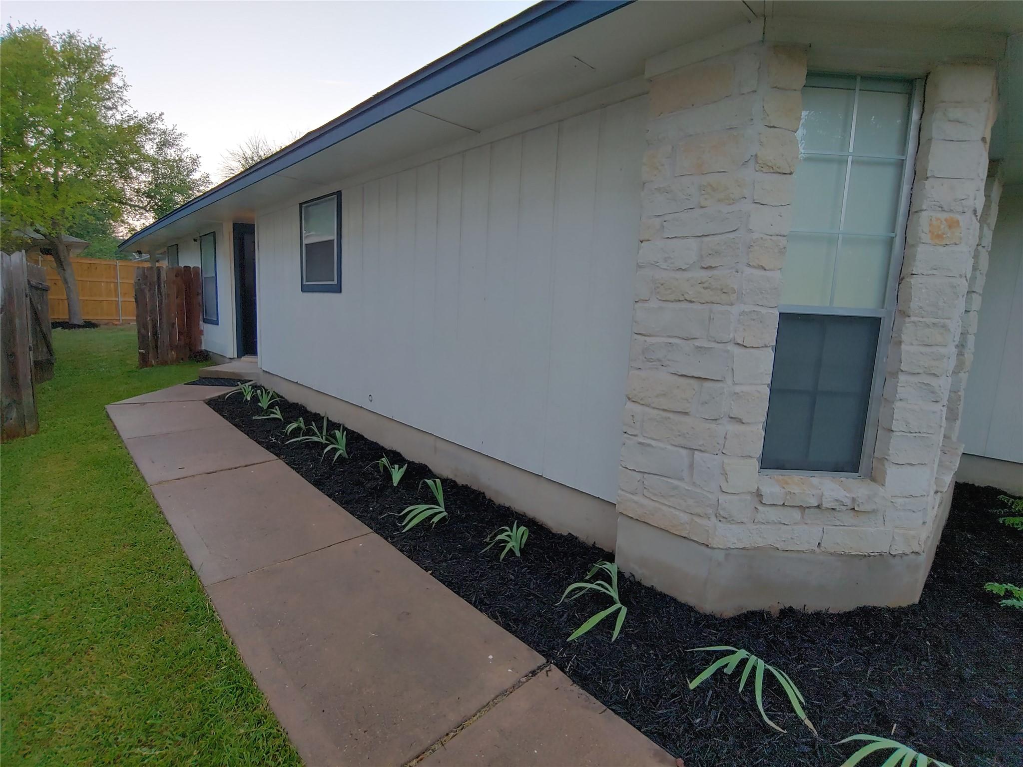 8124 Tockington Way Austin TX 78748
