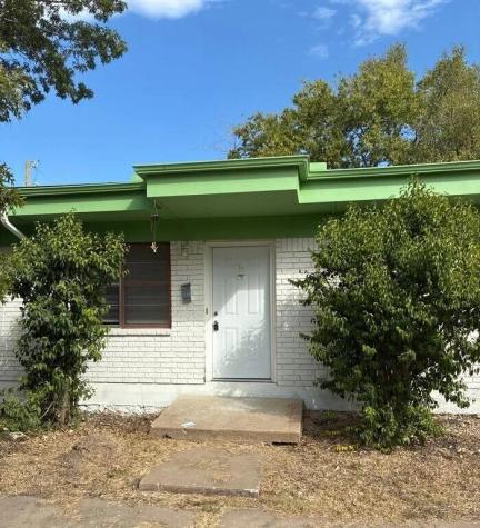 606 W 4th Street Taylor TX 76574