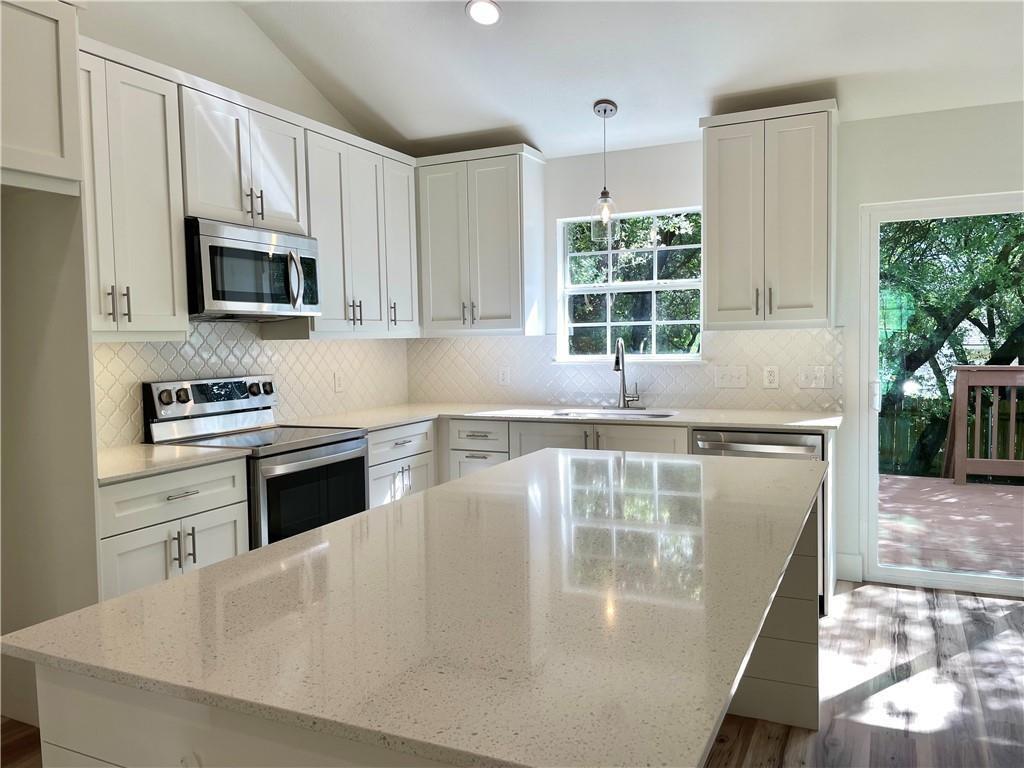 104 Cowal Drive S Briarcliff TX 78669