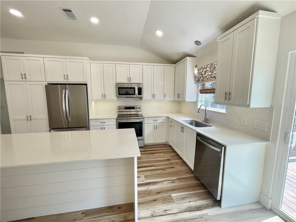 104 Cowal Drive S Briarcliff TX 78669