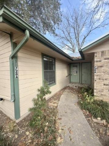 728 W San Antonio Street Lockhart TX 78644