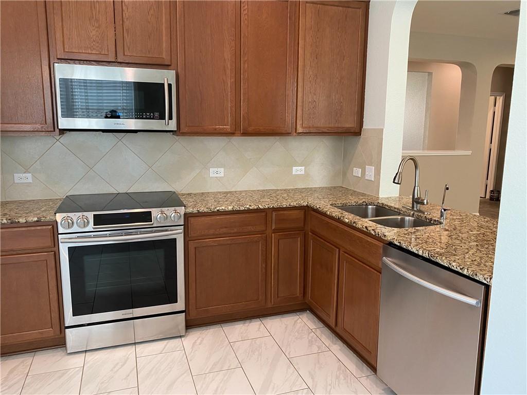 712 Estes Park Taylor TX 76574