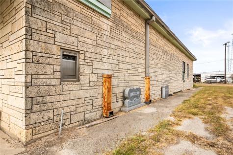 222 W Thornton Street W Three Rivers TX 78071