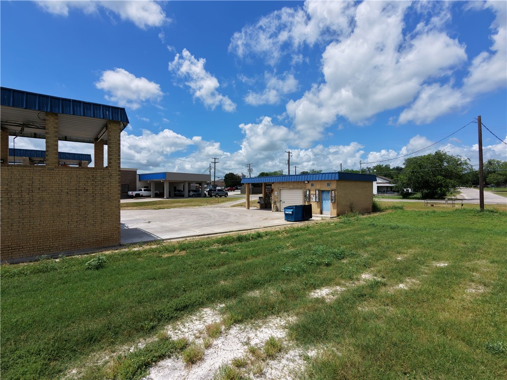 207 S Nueces George West TX 78022