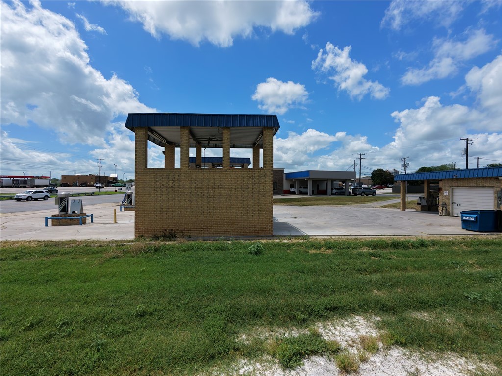 207 S Nueces George West TX 78022