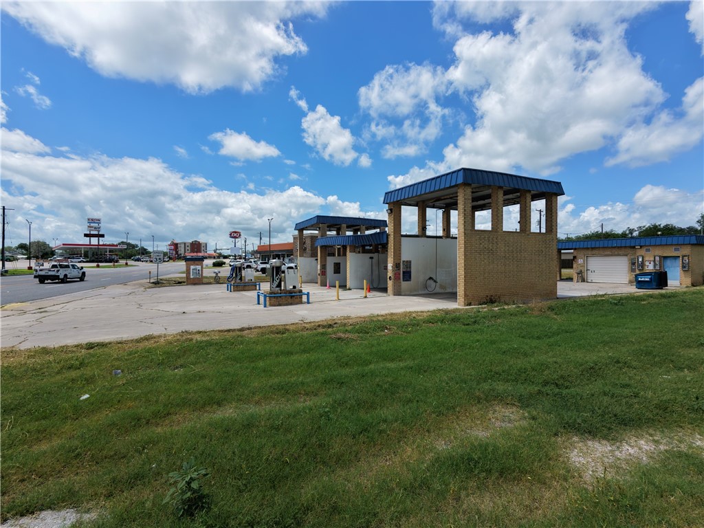 207 S Nueces George West TX 78022