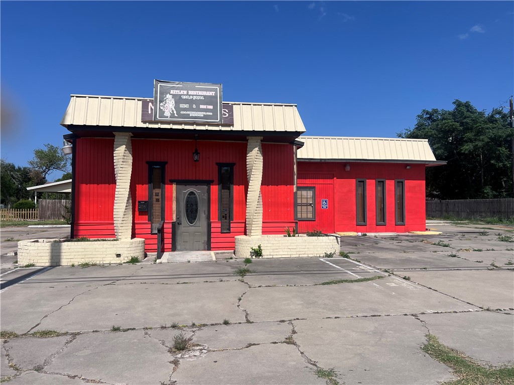 406 N Johnson Street Alice TX 78332