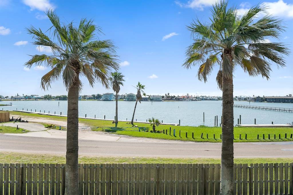 2708 Bayhouse Drive 2708 Rockport TX 78382