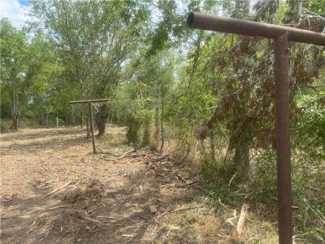 283 N Shore Mathis TX 78368