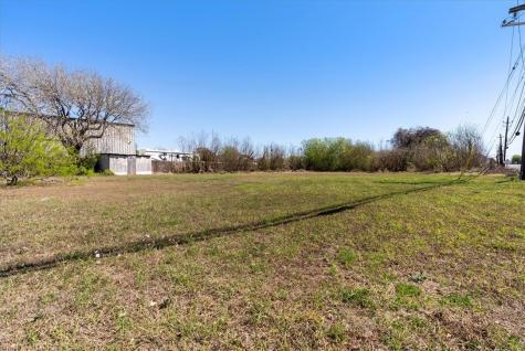 1011 W Broadway Avenue Portland TX 78374