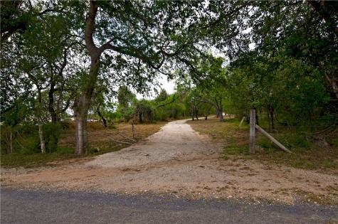 101 Alfredo Floresville TX 78114