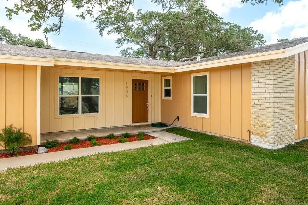 1906 Cochran Rockport TX 78382