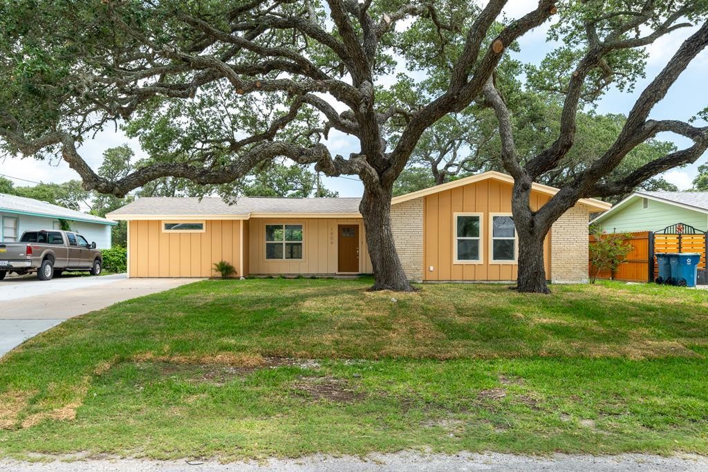 1906 Cochran Rockport TX 78382
