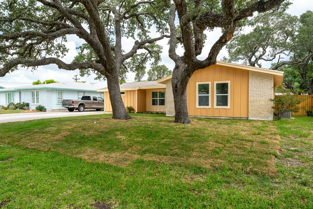 1906 Cochran Rockport TX 78382