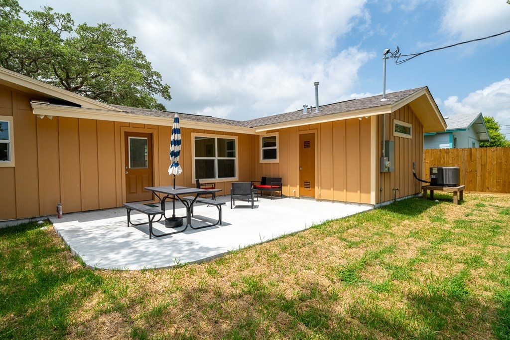 1906 Cochran Rockport TX 78382
