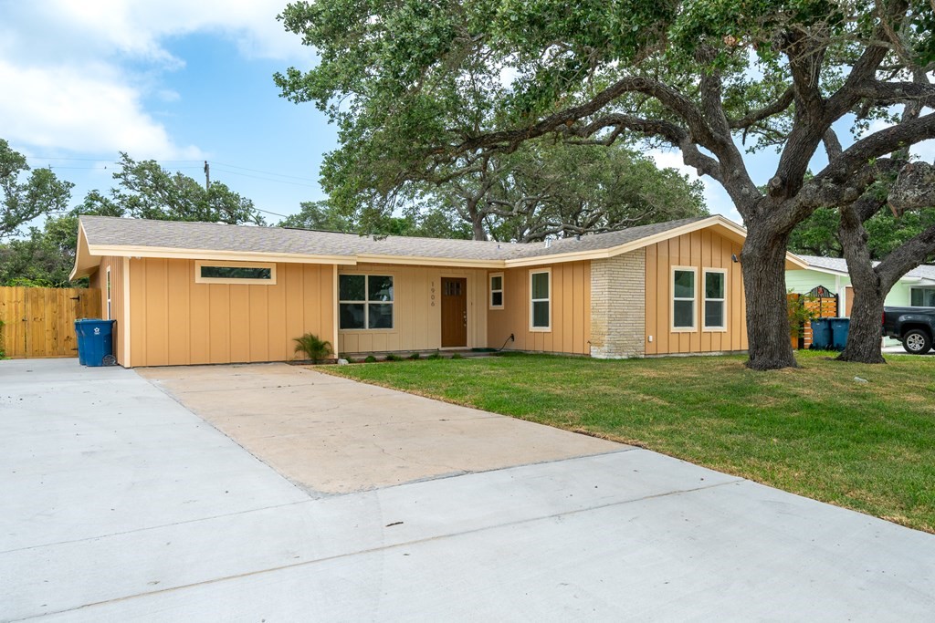 1906 Cochran Rockport TX 78382