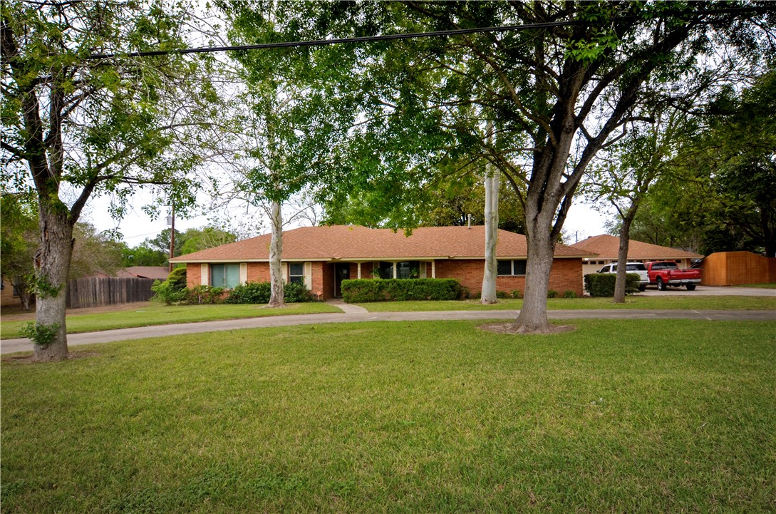 608 F Floresville TX 78114