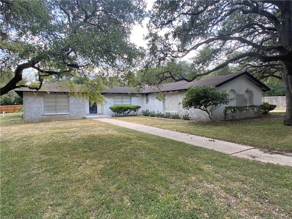 8 Country Club Place Beeville TX 78102