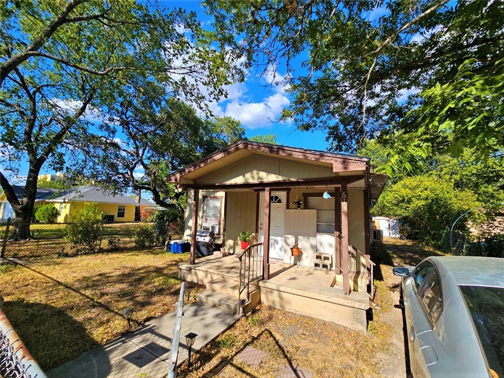 613 S Saunders Street Seguin TX 78155