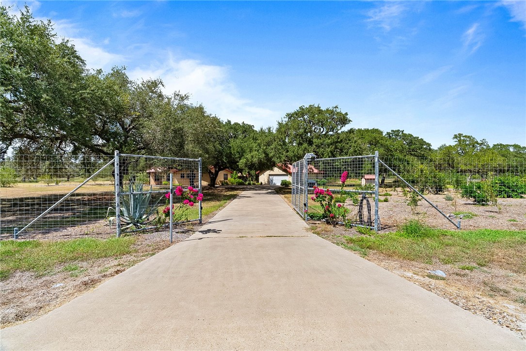 555 Silver Creek Sinton TX 78387