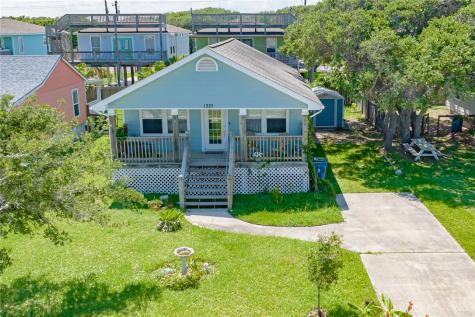 1325 S Live Oak Street Rockport TX 78382