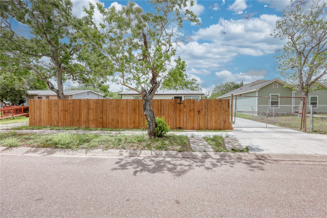1445 Buenos Aires Street Corpus Christi TX 78417