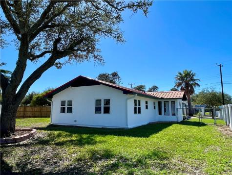2005 Bay Avenue Rockport TX 78382