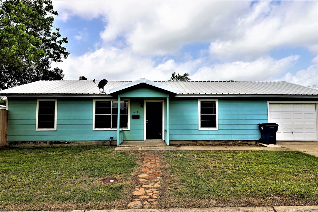 621 E Merriman Street Sinton TX 78387