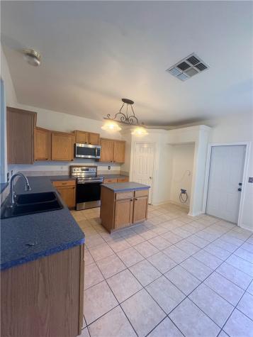 2045 Spanish Trail Corpus Christi TX 78410