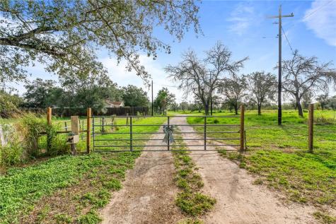 206 N County Road 430 Premont TX 78375