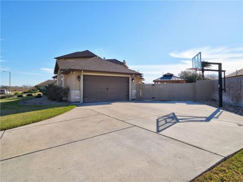 204 Black Diamond Portland TX 78374