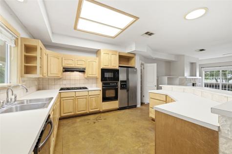 392 Winding Way Dr E Victoria TX 77905