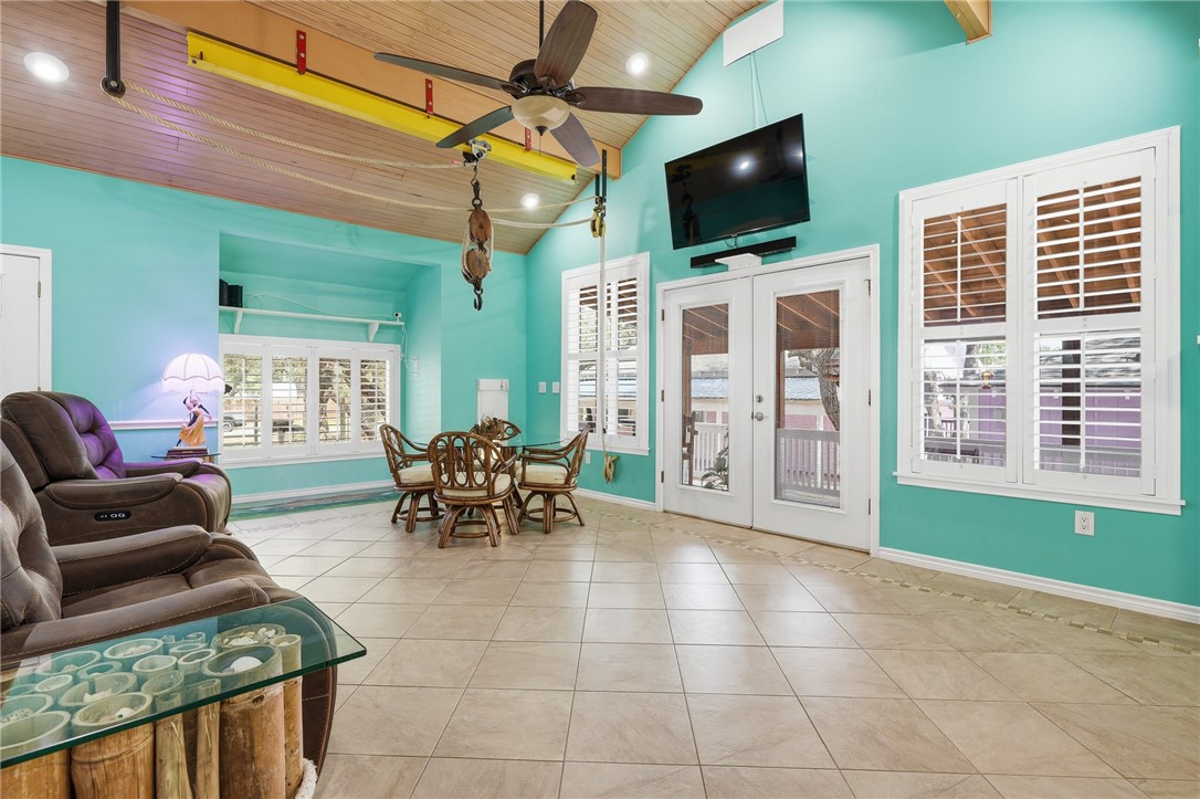 318 Traylor Avenue Rockport TX 78382